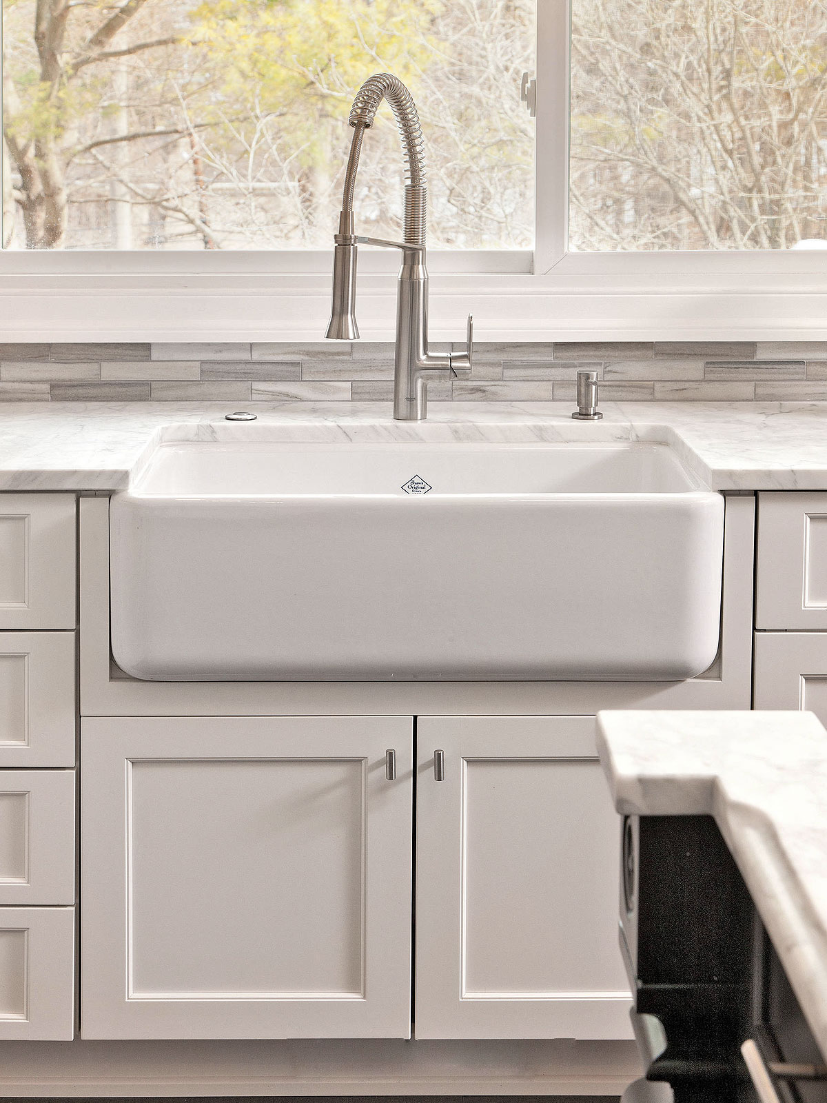 Calacatta gold countertop white farm sink marble modern subway backsplash tile BA1034