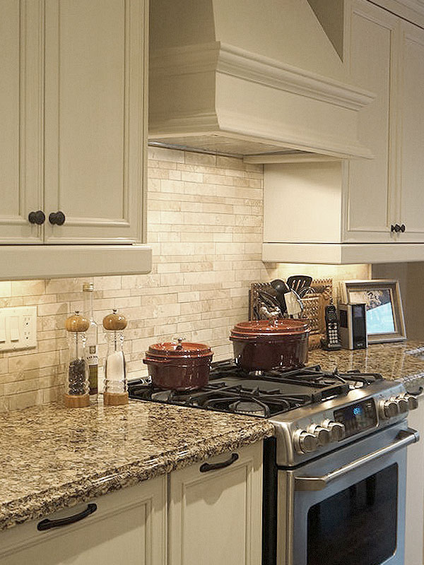 Ivory Subway Backsplash Tile. Travertine subway backsplash tile. Light ivory travertine beige color in a mosaic tile, ideal option for a kitchen backsplash. #travetinebacksplash #travertinebacksplashtile #travertinekitchen #travertinetile #beigebacksplash #brownbacksplash #beigekitchen #beigecabinet