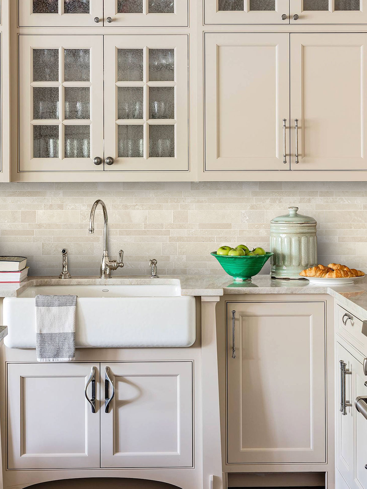 Rustic Kitchen Travertine Backsplash Tile. Light ivory travertine beige color subway tile for a kitchen and bathroom #travetinebacksplash #travertinebacksplashtile #travertinekitchen #travertinetile #beigebacksplash #brownbacksplash #beigekitchen #beigecabinet