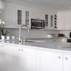 Flower marble mosaic backsplash tile white cabinet carrara granite countertop BA45056
