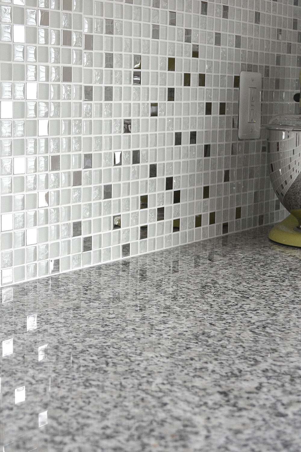 Gray Luna Pearl kitchen countertop with glass and metal mixed white kitchen backsplash tile. #whitebacksplash #whitekitchen #whitecabinet #glassbacksplash #metalbacksplash #modernbacksplash #lunapearl