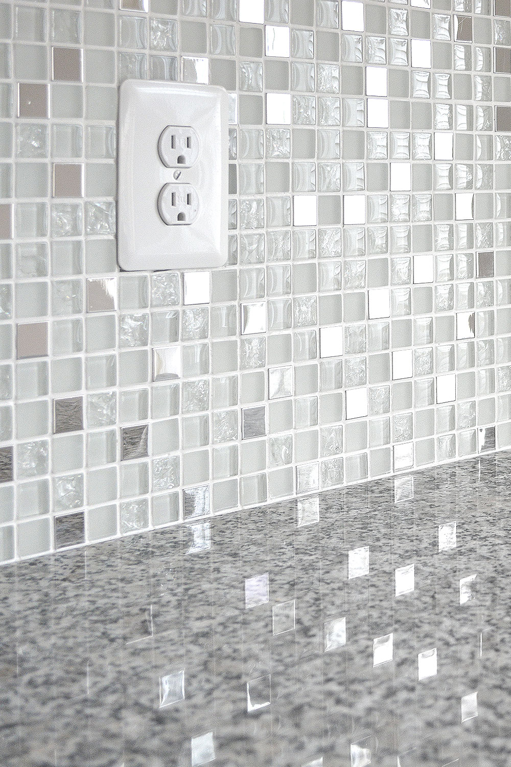 Gray Luna Pearl kitchen countertop with glass and metal mixed white kitchen backsplash tile. #whitebacksplash #whitekitchen #whitecabinet #glassbacksplash #metalbacksplash #modernbacksplash