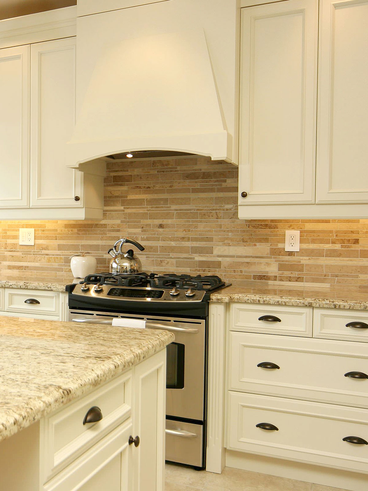 Travertine mix Backsplash Tile. 10.5″ X 11.5″ Travertine subway mix backsplash tile with three different color option. Multi color travertine mix subway backsplash tile. Dark, Medium and Light Brown mixed travertine. #travetinebacksplash #travertinebacksplashtile #travertinekitchen #travertinetile #beigebacksplash #brownbacksplash #beigekitchen #beigecabinet #gialloornamental
