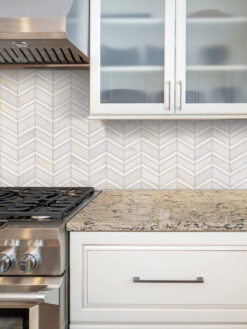Brown Granite Countertop with White Gray Gold Chevron Marble Tile BA6311