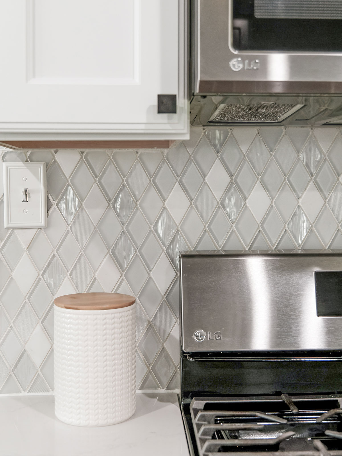 white diamond backsplash for quartz countertops