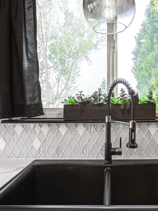 Black Kitchen Sink White Color Quartz Countertop Glass And Marble Tile BA62046