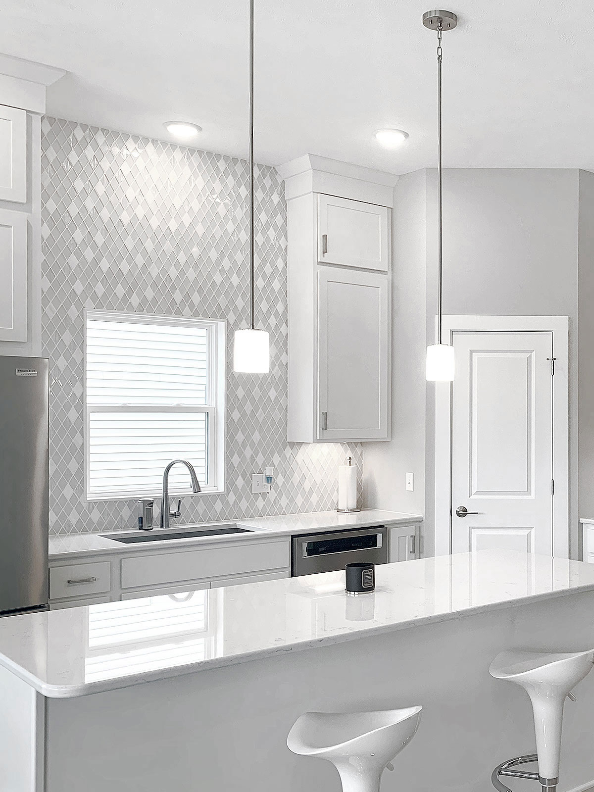 Full White Cabinet Kitchen Quartz Countertop Island BA62046