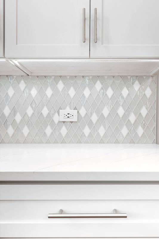 Full White Cabinet Kitchen Quartz Countertop White Diamond Glass Backsplash Tile BA62046
