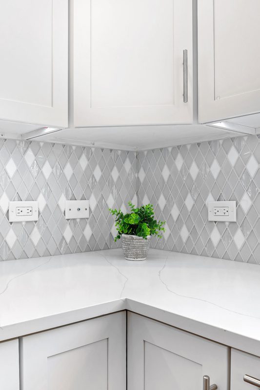 Quartz Countertop White Kitchen White Glass And Marble Backsplash BA62046