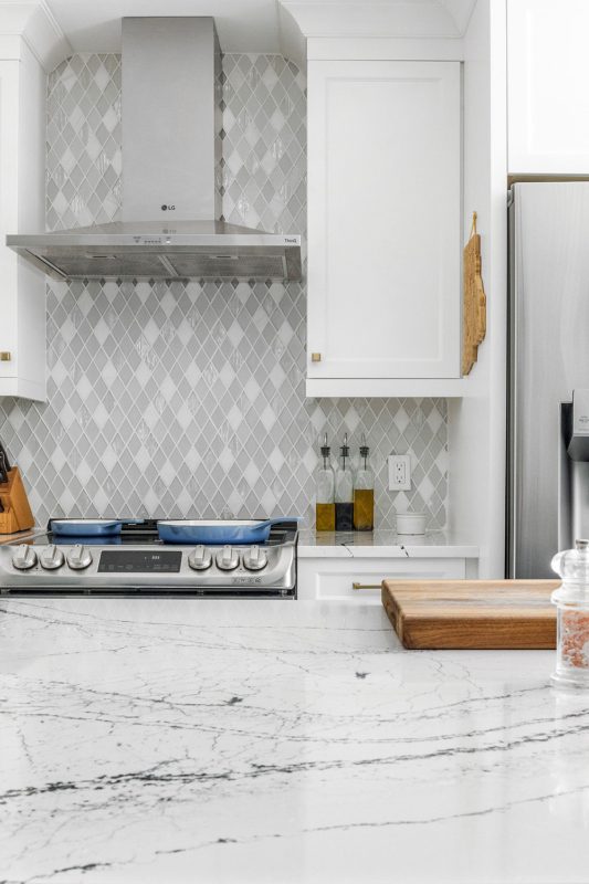 Quartz Countertop With Dark Veins White Kitchen White Elegant Backsplash Tile BA62046