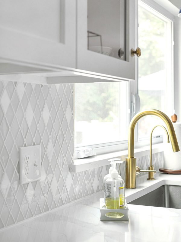 Quartz Countertop With Gray Veins White Diamond Glass Backsplash Tile BA62046