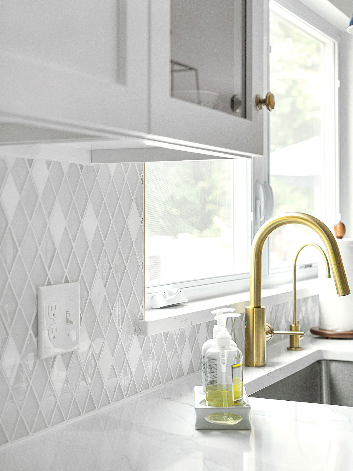 Quartz Countertop With Gray Veins White Diamond Glass Backsplash Tile BA62046