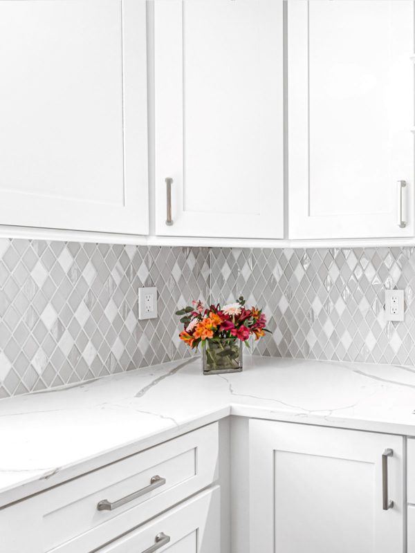 Quartz Countertop With Gray Veins White Kitchen Cabinet Glass And Marble Tile BA62046