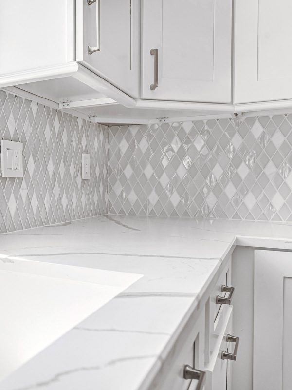 Quartz Countertop With Gray Veins White Kitchen Cabinet White Diamond Glass Backsplash Tile BA62046