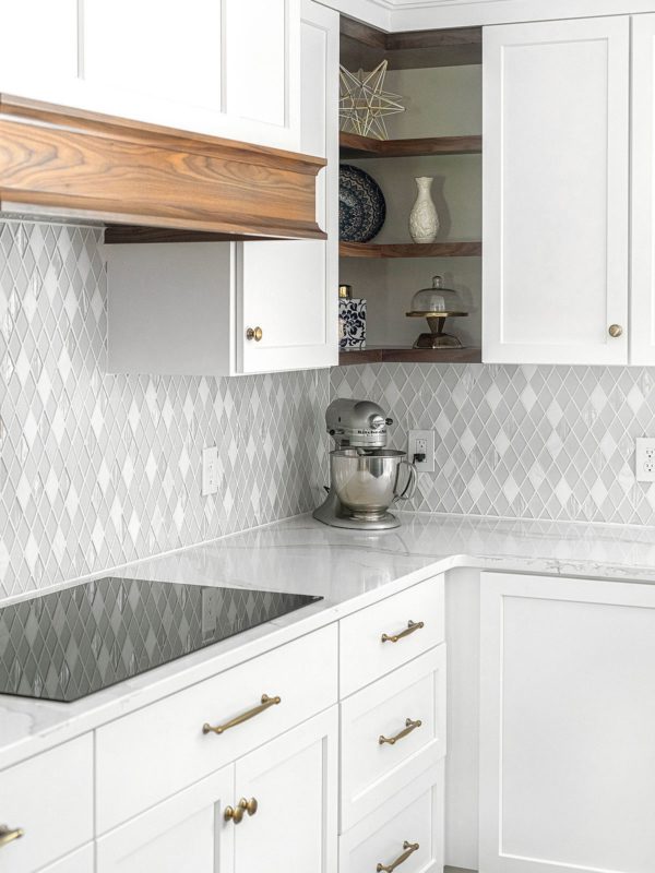 Quartz Countertop With Gray Veins White Kitchen White Glass And Marble Mosaic Tile BA62046