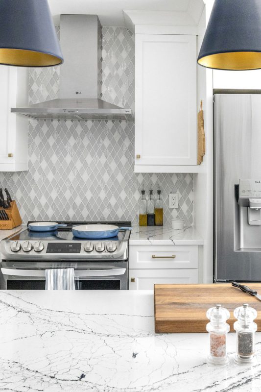White Backsplash Tile White Kitchen Cabinet Quartz Countertop BA62046