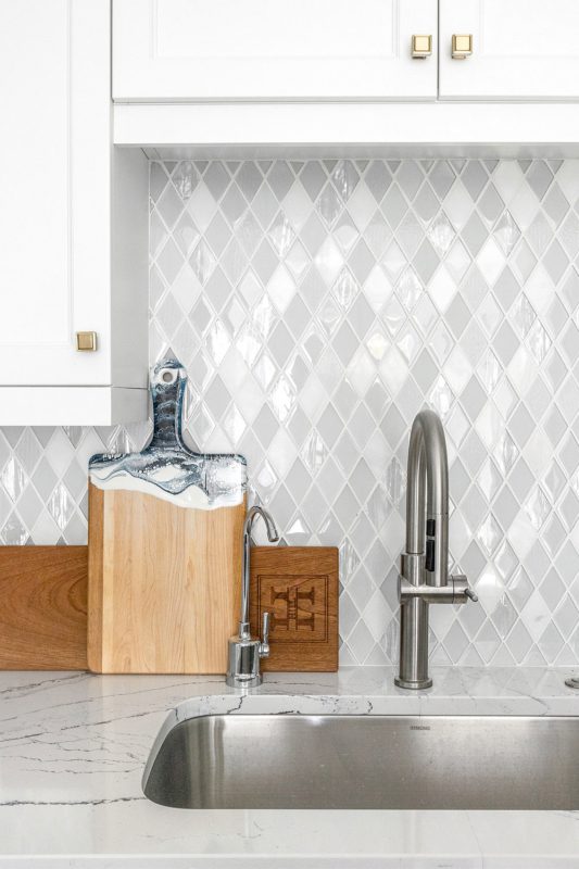 White Color Kitchen Quartz Countertop Glass And Marble Backsplash Tile BA62046