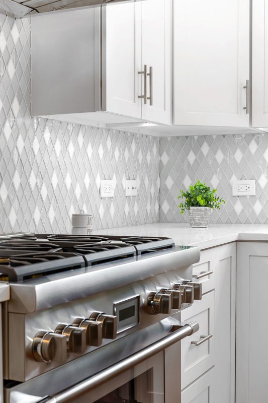 White Color Kitchen White Color Quartz Countertop Glass And Marble Backsplash Tile BA62046