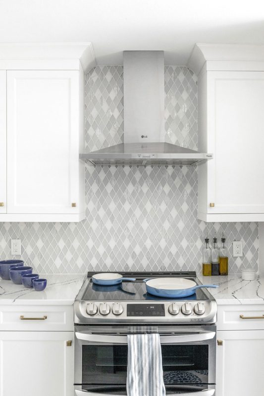 White Color Kitchen White Elegant Backsplash Tile BA62046