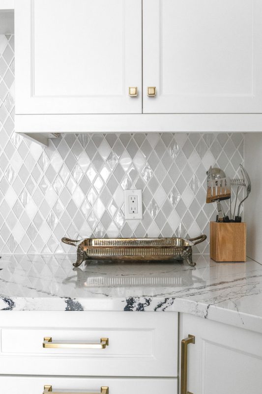 White Countertop With Dark Veins Modern Kitchen White Color Elegant Backsplash Tile BA62046