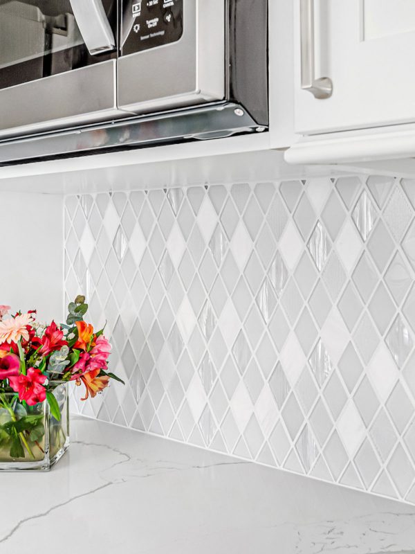 White Elegant Backsplash Tile White Modern Countertop BA62046