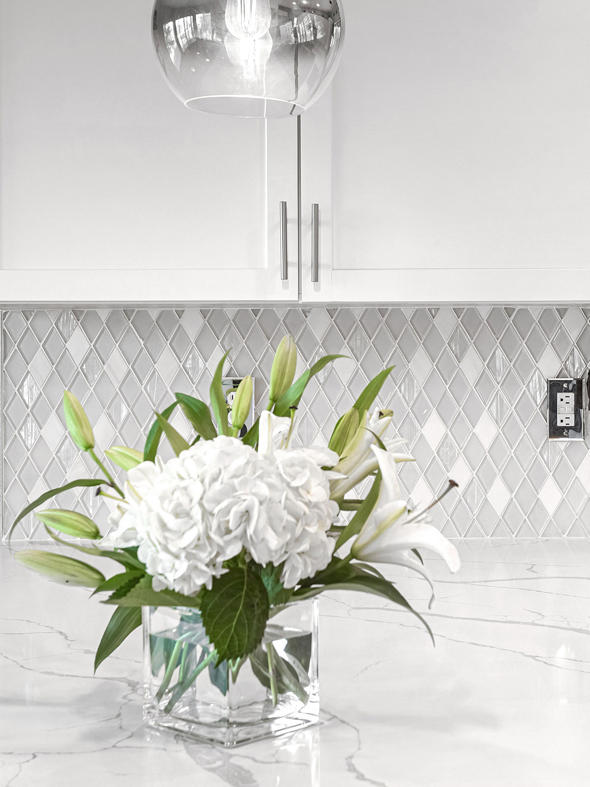 White Glass And Marble Backsplash Full White Kitchen Cabinet BA62046