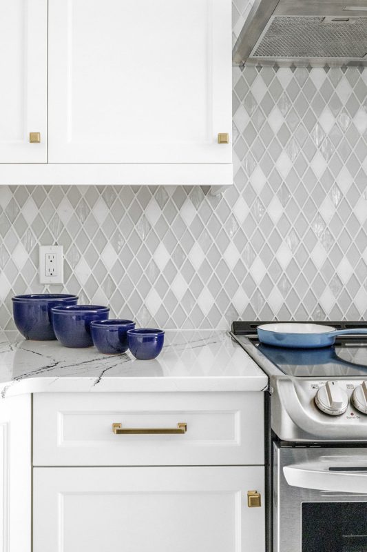 White Glass And Marble Backsplash Quartz Countertop With Dark Veins BA62046