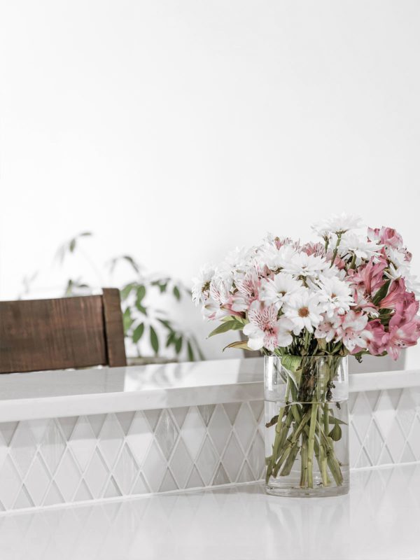 White Glass And Marble Backsplash White Countertop BA62046