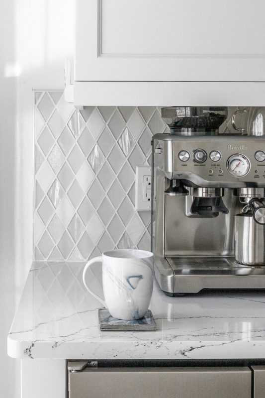 White Kitchen Cabinet Quartz Countertop White Backsplash Tile BA62046