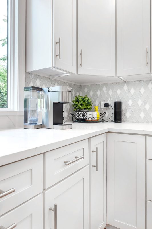 White Kitchen Cabinet White Color Quartz Countertop Diamond Glass And Marble Tile BA62046