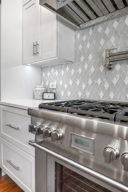 White Kitchen White Quartz Countertop White Glass And Marble Backsplash BA62046