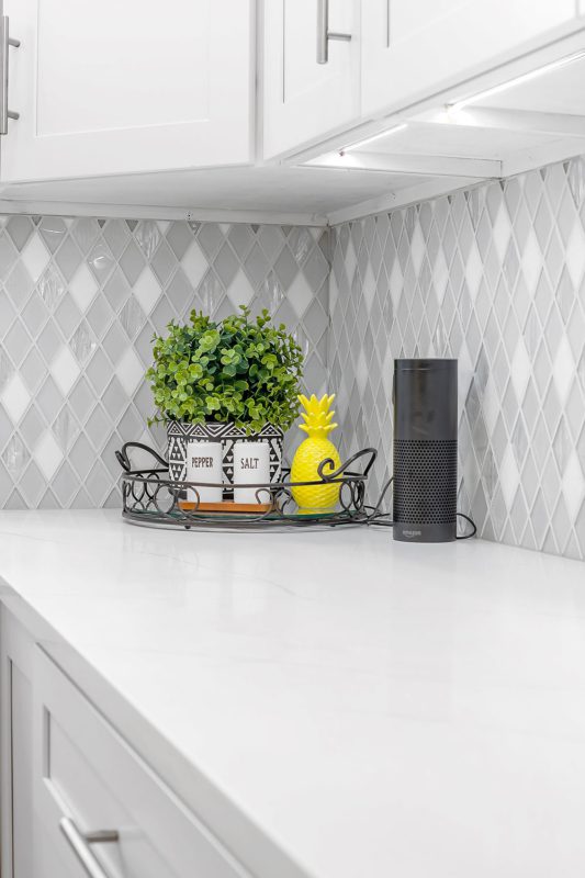 White Modern Countertop White Backsplash Tile Full White Kitchen Cabinet BA62046