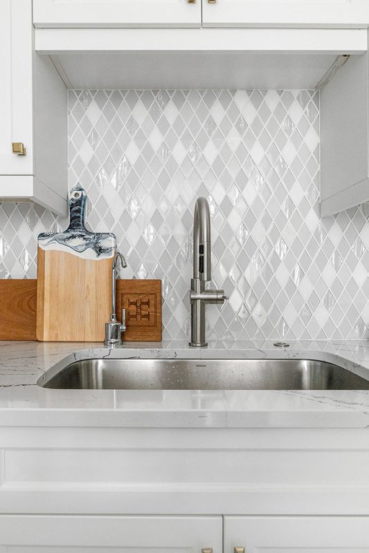 White Quartz Countertop Modern Kitchen White Color Elegant Backsplash Tile BA62046