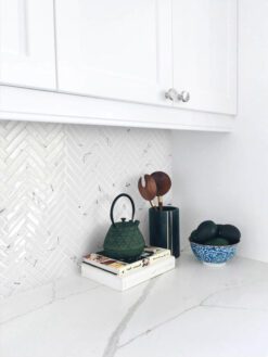 White Cabinet Quartz Countertop White Glass Herringbone Backsplash Tile BA5503
