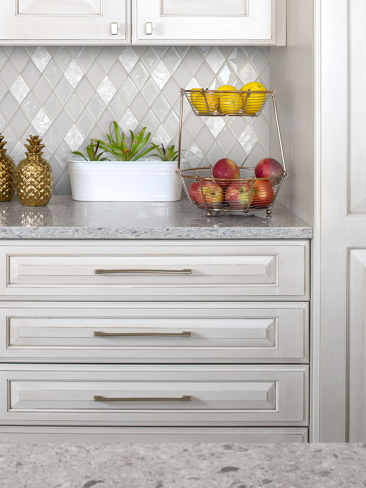 Beige Countertop with White Glass Shell Diamond Tile BA6706