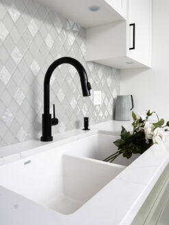 Farmsink with White Glass Shell Diamond Tile BA6706
