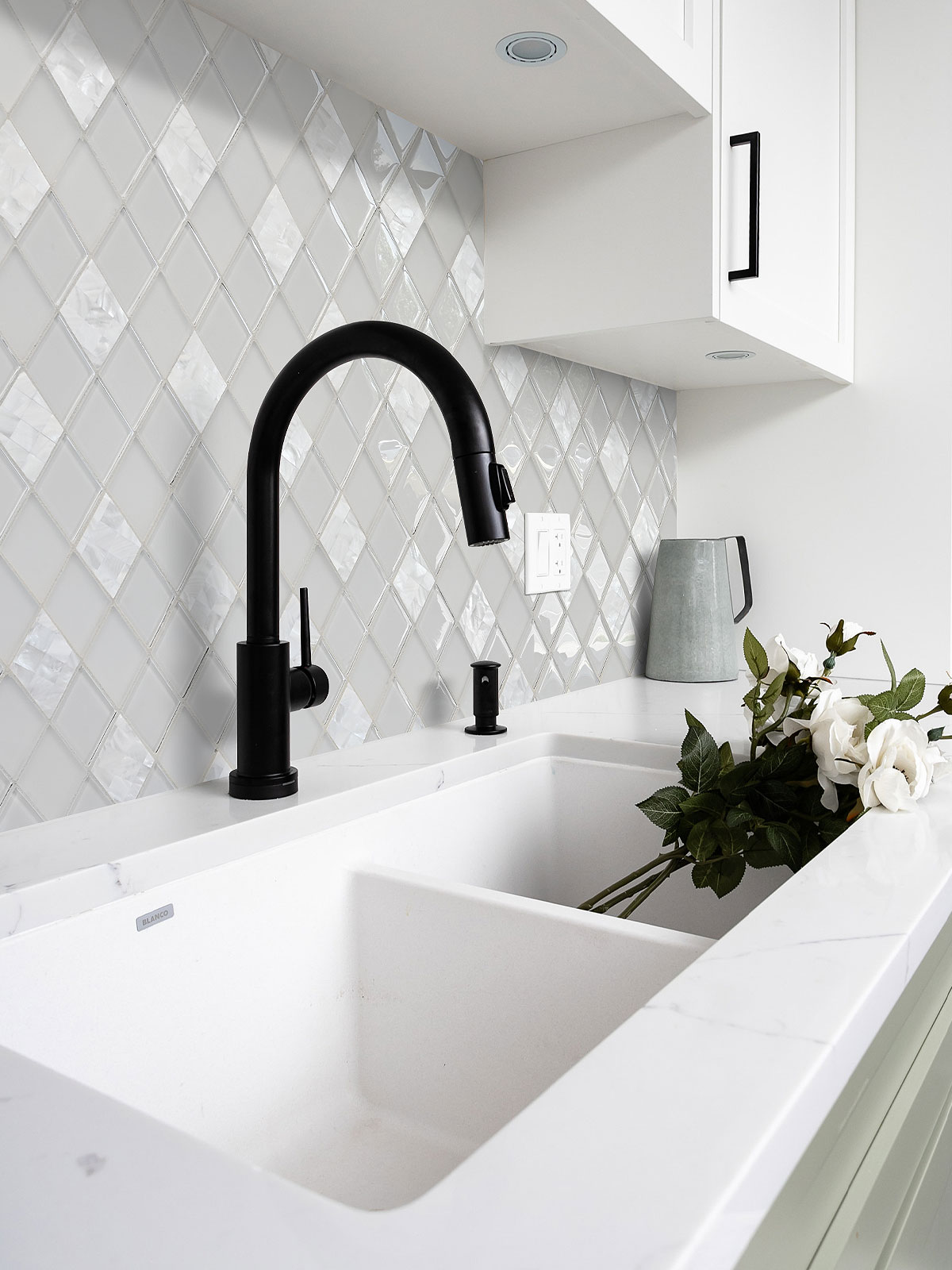 Farmsink with White Glass Shell Diamond Tile BA6706