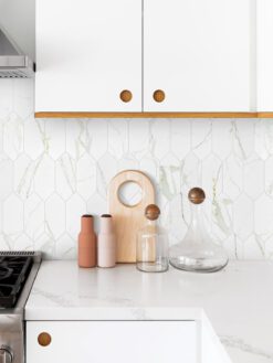 Quartz Countertop White Cabinet Glass Calacatta Gold Mosaic Backsplash Tile BA6702