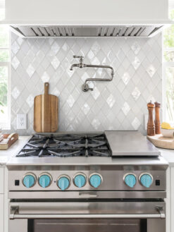Range with White Glass Shell Diamond Tile BA6706