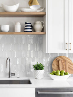 Pure White Countertop with Shell Glass Backsplash Tile BA6701