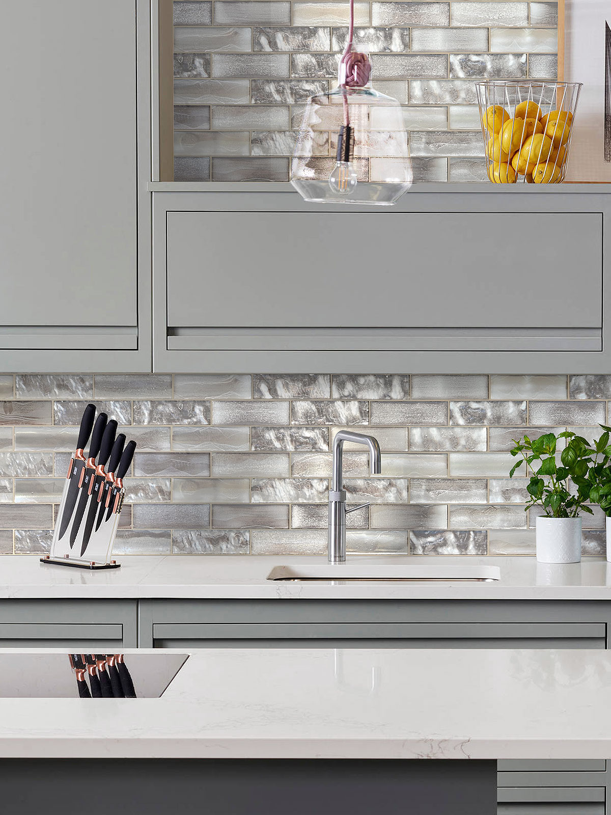 White Quartz Top with Space Brown Subway Glass Backsplash Tile