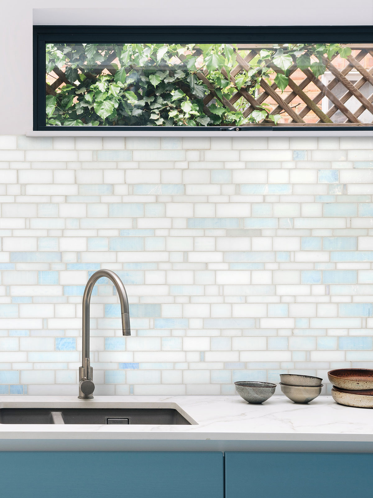 Blue Kitchen Cabinet with Pearl Glass Subway Tile BA7016