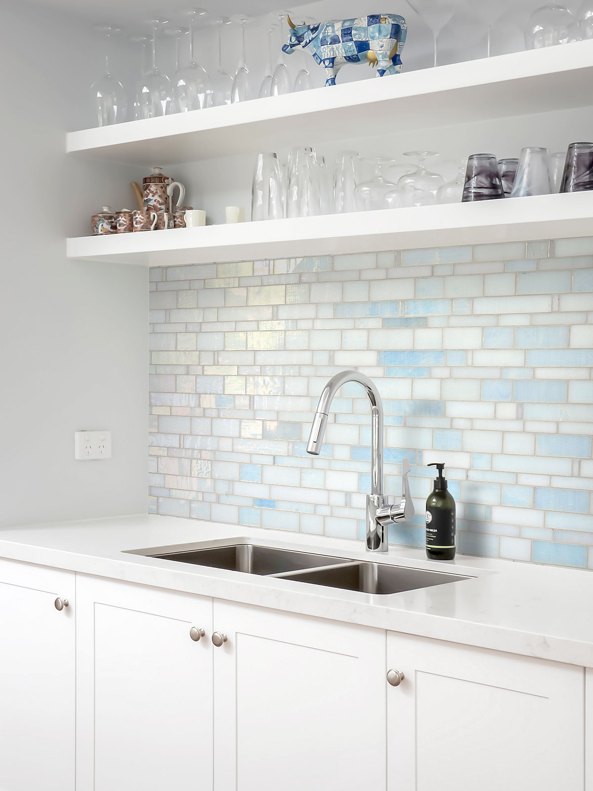 White Countertop Cabinet with Pearl Glass Subway Tile BA7016