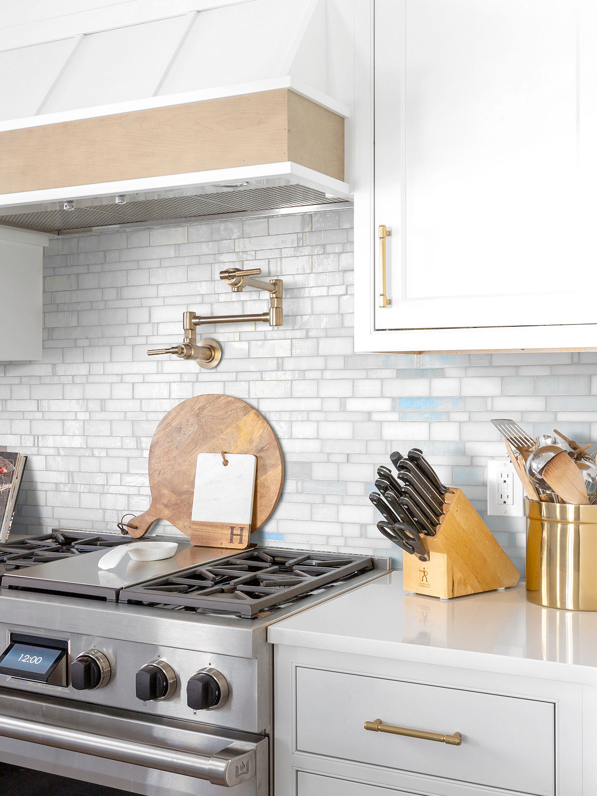 White Kitchen with Pearl Glass Subway Tile BA7016