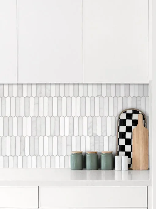 White Mordern Kitchen with Modern Picket Marble Backsplash Tile BA6321