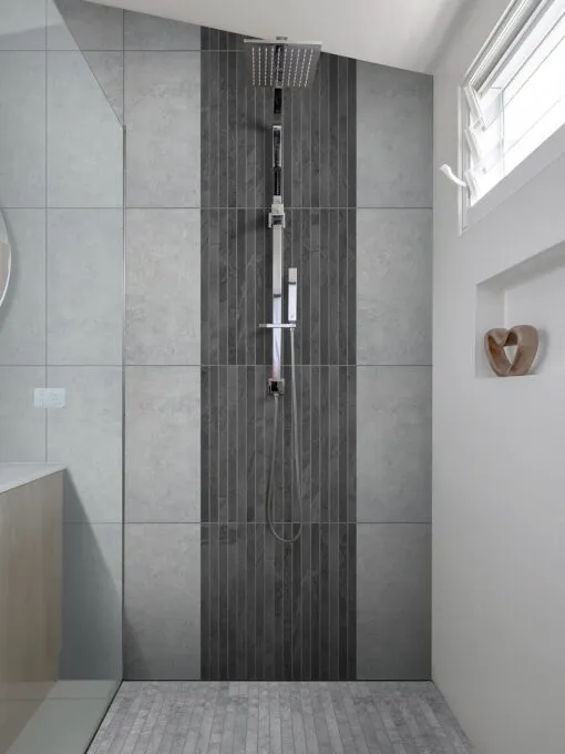 Modern Shower Wall with Black Modern Mosaic Tile BA1081