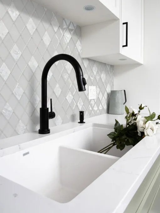 Farmsink with White Glass Shell Diamond Tile BA6706