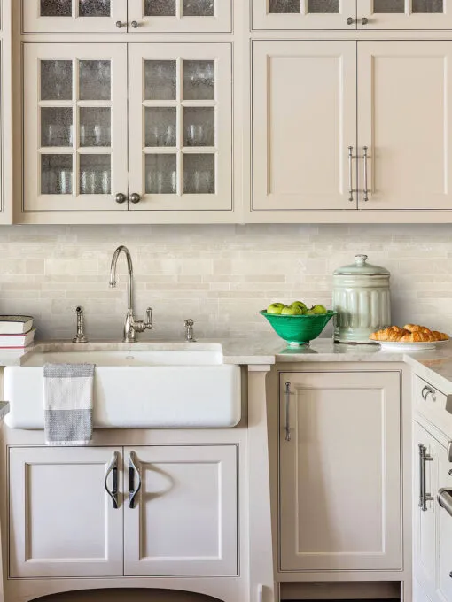 Rustic Kitchen Travertine Backsplash Tile. Light ivory travertine beige color subway tile for a kitchen and bathroom #travetinebacksplash #travertinebacksplashtile #travertinekitchen #travertinetile #beigebacksplash #brownbacksplash #beigekitchen #beigecabinet